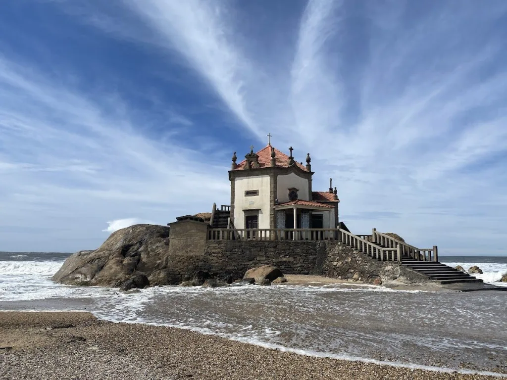 Capela do Senhor da Pedra, Praia de Miramar