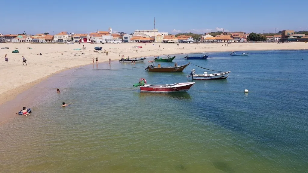 Praia da Aguda com barcos de pesca tradicionais
